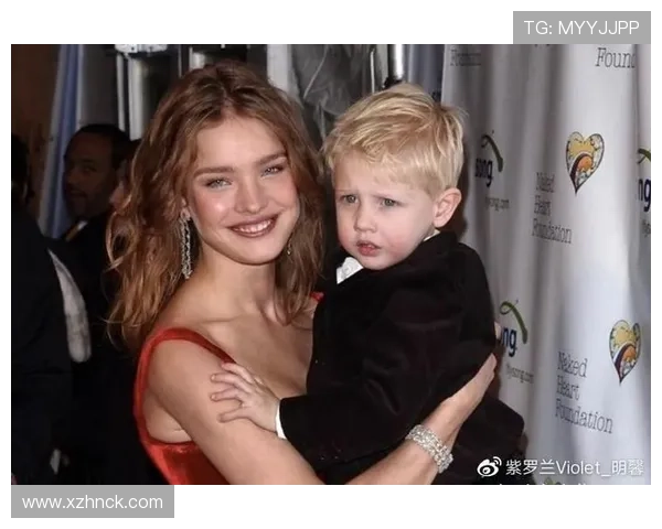 吴奇隆与足球明星亲密合影展现运动与娱乐的完美结合